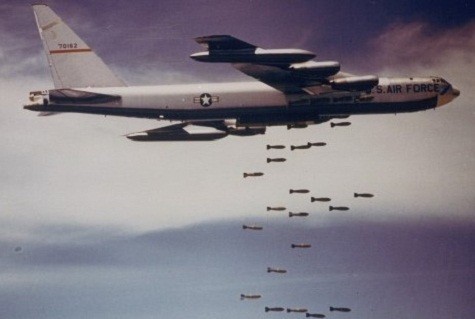 Hình ảnh máy bay B-52 ném số lượng lớn bom thường